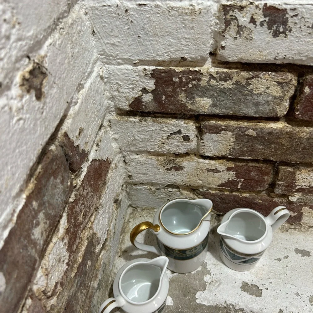 Vintage CHRISTIAN DIOR Creamer Set.
3 Green and Gold Creamers perfect for milk - Picture 3 of 11